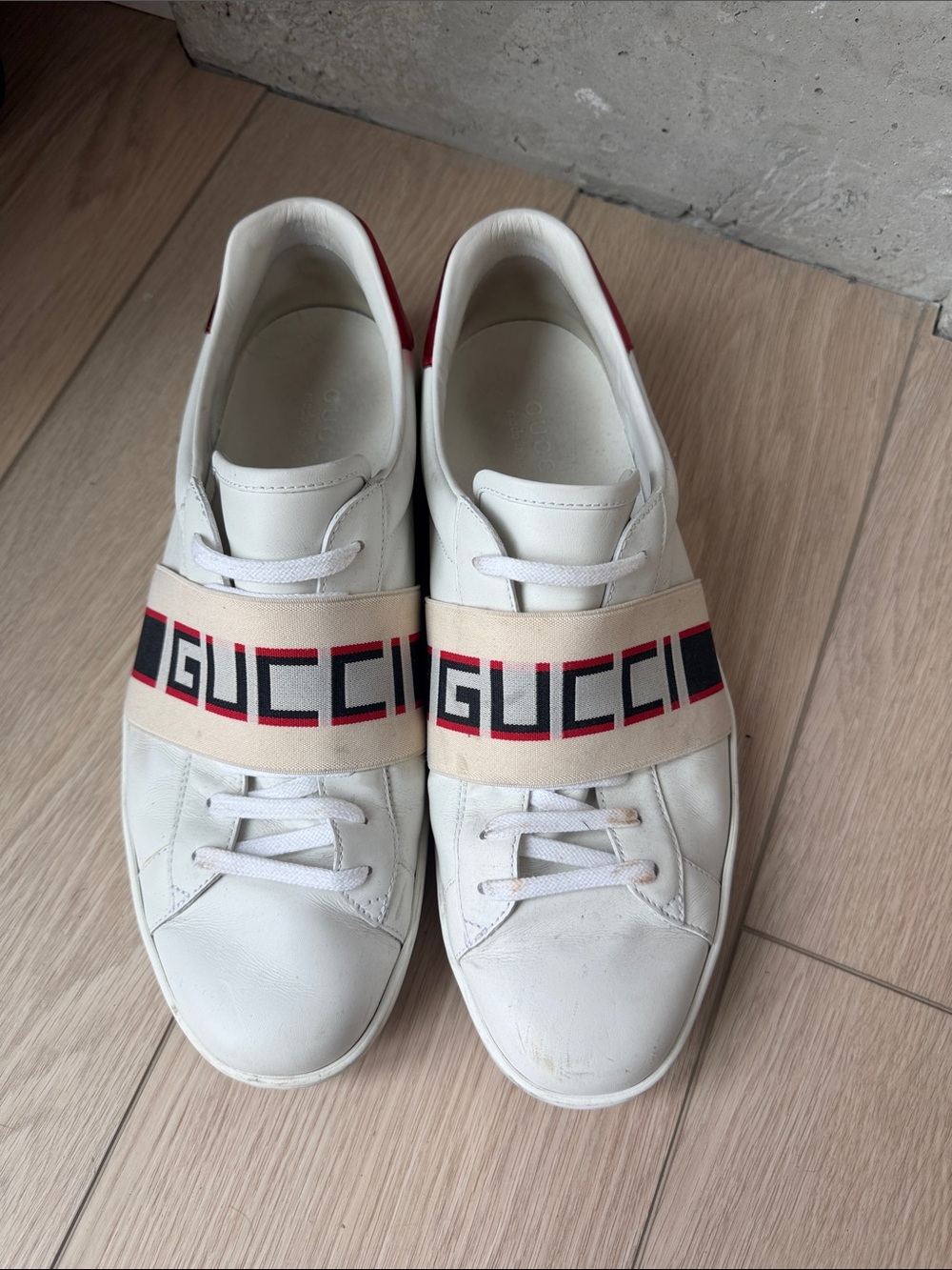 Gucci Men’s White Leather Sneakers with Beige Logo Strap